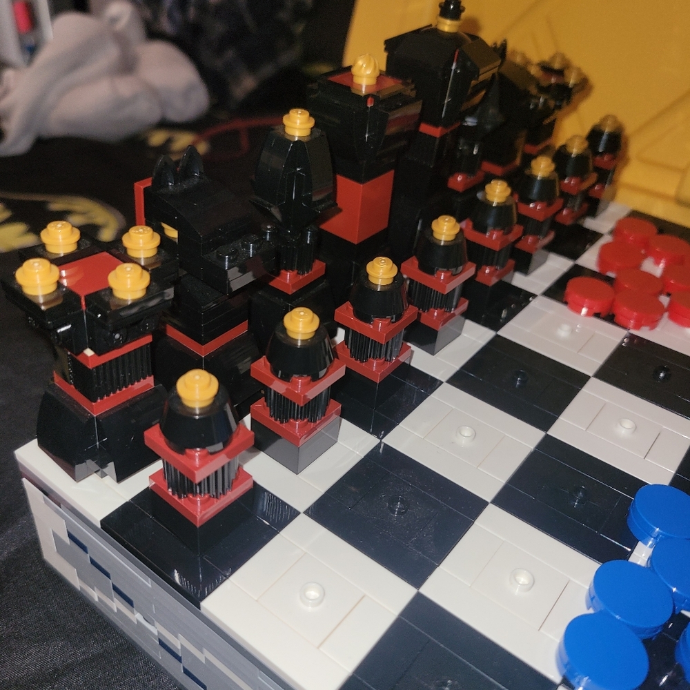 Lego Iconic Chess Set (Retired Set) - Picture 3 of 5